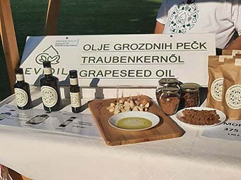 Olje grozdnih pečk Evioil in moka grozdnih pečk Eviol na poletni tržnici v Moravskih Toplicah